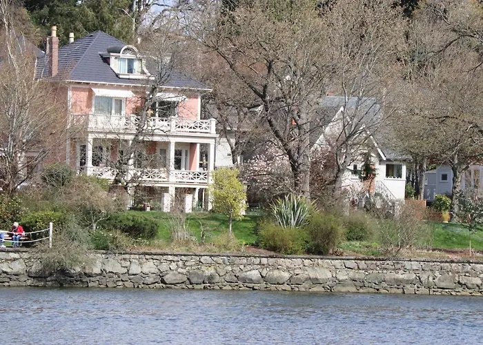 Lipton Place By Elegant Waterfront