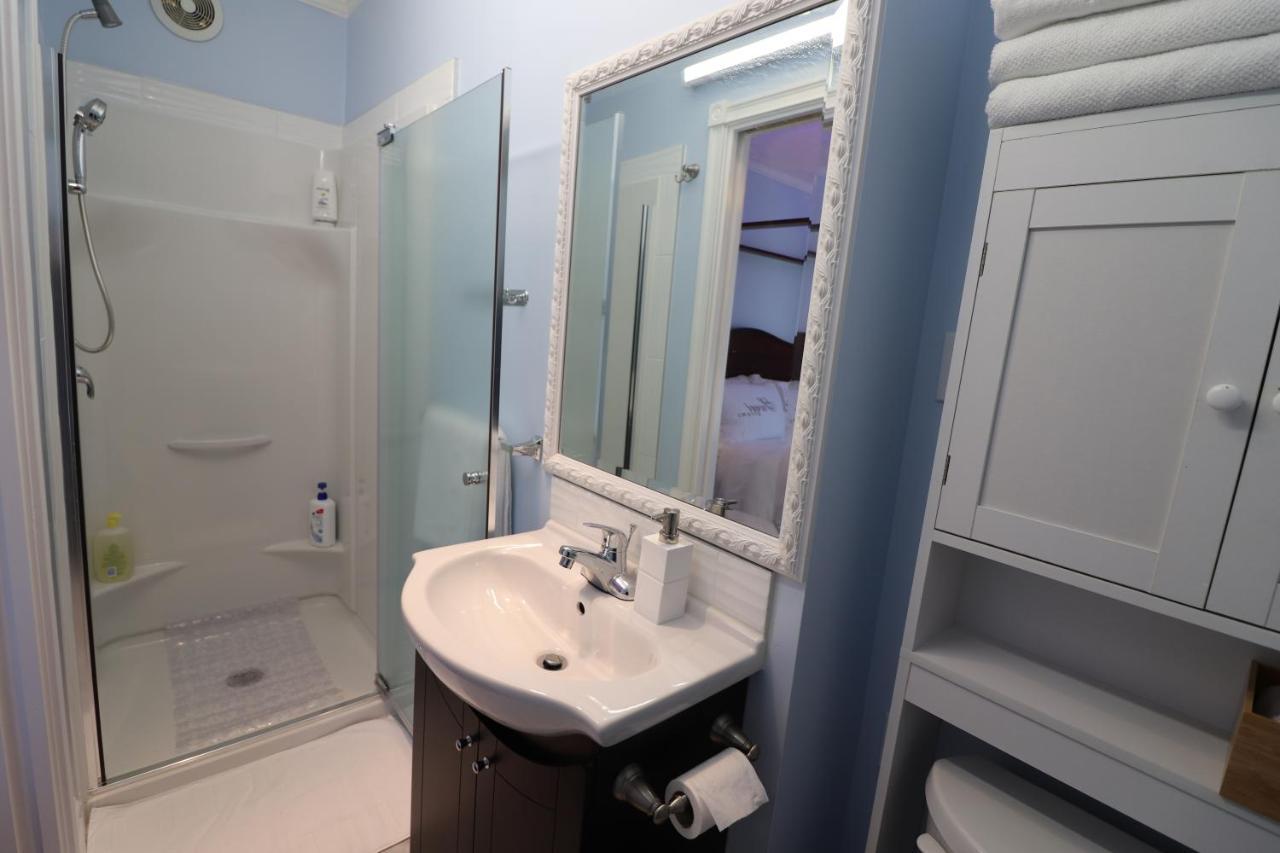 Lipton Place By Elegant Waterfront Guest house Victoria