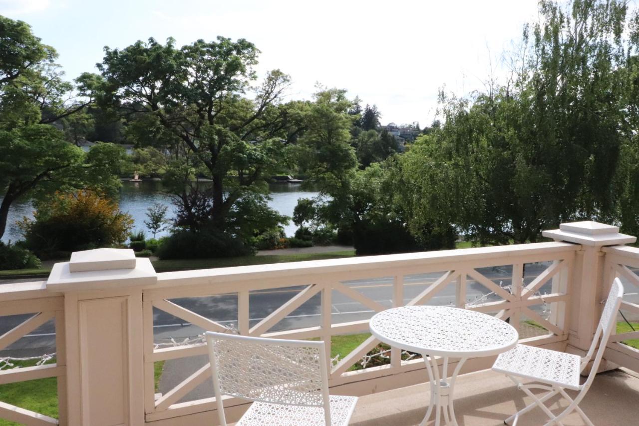 Lipton Place By Elegant Waterfront Victoria
